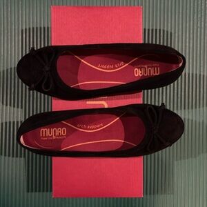 MUNRO Joslynn black suede flats size 7.5